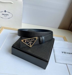 Prada 普拉达 专柜最新款 这款搭扣式腰带出自多功能的组合式配饰系列 可随心搭配 三角形徽标藉由普世的简约廓形彰显别具一格的特色和现代感 呈现精致质感 宽: