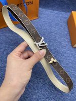 【品牌】Lv 2.0Cm 特P200” 【描述】这款饰有Lv带扣的腰带配以水牛皮衬里，覆以Monogram 牛皮。展现细腻的品牌特质，是牛仔裤的理想配件 lv字