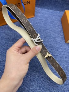 【品牌】Lv 2.0Cm 特P200” 【描述】这款饰有Lv带扣的腰带配以水牛皮衬里，覆以Monogram 牛皮。展现细腻的品牌特质，是牛仔裤的理想配件 lv字