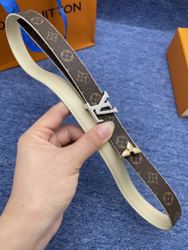 【品牌】Lv 2.0Cm 特P200” 【描述】这款饰有Lv带扣的腰带配以水牛皮衬里，覆以Monogram 牛皮。展现细腻的品牌特质，是牛仔裤的理想配件 lv字