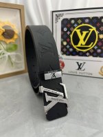 品名：Lv..路易..威登原单 材质：原单牛皮腰带 百分百头层牛皮腰带保证真皮，24K纯钢扣，专柜原单品质、做工精细，时尚大牌，送人自用首选 包装： 请认准如图