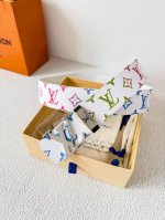 品名： Lv..路易..威登腰带皮带原单 型号：挂扣，经典纯钢材质挂扣，头层牛皮，图片实物拍摄 材料：头层牛皮，挂扣系列，纯钢材质扣头，钯镀电镀工艺永不掉色。原