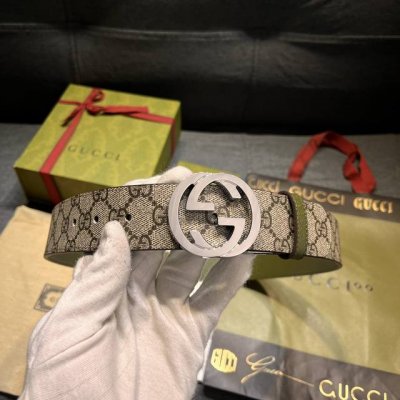 特 古奇 新款 Gg Marmont系列每一季都会推陈出新，为灵感源于70年代的标志性Gg配件注入现代精髓。这款灰色和黑色Gg Supreme帆布腰带反面采用秋