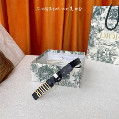 Dior这款腰带采用双面设计，搭配可拆卸腰带扣。采用光滑牛皮材质精心制作，双面可用，搭配富有光泽的金属Dior腰带扣。突显腰部曲线，彰显优雅气质，可与牛仔裤、半