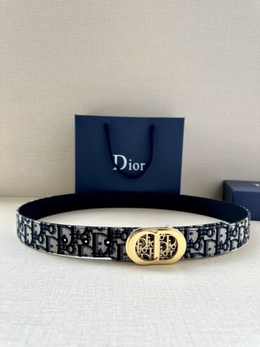 Dior 这款金属覆层黄铜腰带扣是春秋系列新品，展示 Cd Icon 标志和 Oblique Cosmo 图案，致敬 Dior 的经典图案。可与各式 35 毫米