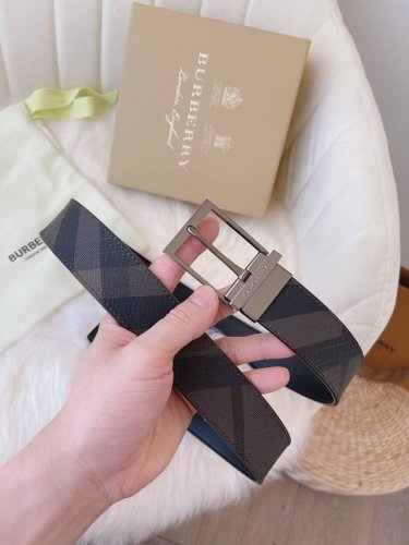 Burberry.巴宝莉 全套包装 精品旋转五金扣 宽度35Mm 搭配原版皮带 对版 款式休闲易搭配服饰 带身可双面用