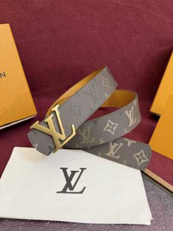 Monogram Surplus涂层帆布表带， Lv Initials Monogram Surplus 40Mm腰带被其阳刚的色调所强化，而其宽度与光泽的银色 - 点击图像关闭