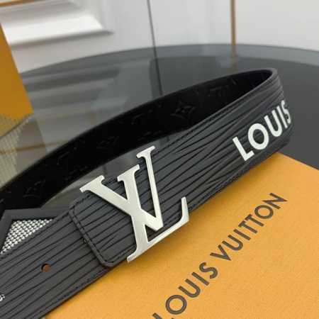 本款 Lv Initiales 宽度4.0Cm 双面腰带拥有Xl Epi皮革的较大粒面纹理，以移印工艺描绘路易威登标识，翻转即现Monogram压纹图案，搭配抛 - 点击图像关闭