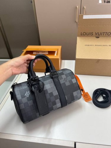 芯片版本 Lv Keepall Xs 新品枕头包 简直长在我的心头。 T-28尺寸25×16折叠盒飞机盒