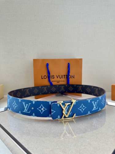 特 本款 4.0宽 Lv Initials 双面腰带展现经典Monogram 帆布的缤纷演绎，以 Lv 字母搭扣彰显瞩目风范，可为经典或休闲造型注入摩登新意