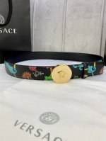 宽度4.0Cm Versace 范思哲 此款Palazzo腰带采用牛皮革面料制作，并饰有Le Po Classique图案印花和标志性的美杜莎五金真空电镀配件