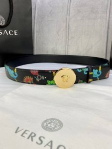 宽度4.0Cm Versace 范思哲 此款Palazzo腰带采用牛皮革面料制作，并饰有Le Po Classique图案印花和标志性的美杜莎五金真空电镀配件