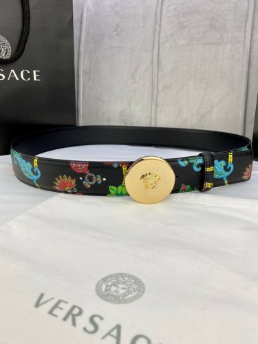 宽度4.0Cm Versace 范思哲 此款Palazzo腰带采用牛皮革面料制作，并饰有Le Po Classique图案印花和标志性的美杜莎五金真空电镀配件