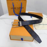 Lv City Pin 腰带以经典风格勾勒流畅线条，流露沉稳商务格调。金属搭扣闪烁光泽，Lv字母铭纹标注品牌身份；此款腰带易搭配服饰，商务休闲两相宜。腰带宽度：