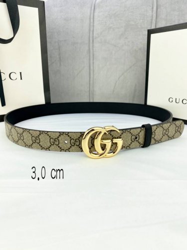 宽度3.0Cm Gg Marmont系列每一季都会推陈出新，为灵感源于70年代的标志性gg配件注入现代精髓。Supreme帆布印花 腰带反面采用黑色皮革材质，款