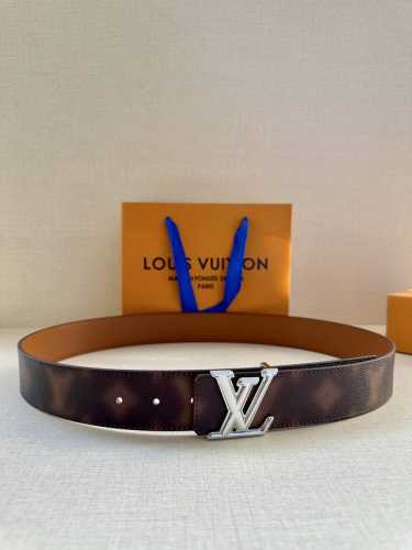特 4.0宽 Lv Pyramide This Is Not Mng 双面腰带令 Monogram 图案沉入朦胧意境，反面衔接做旧光滑牛皮革，一展艺术气息。Lv