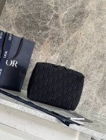 这款旅行手拿包实用又时尚。采用米色和黑色Oblique 印花面料等材质精心制作，正面饰以Dior标志提升格调。缝有三角形衬料的设计，宽大的拉链隔层设有三个插袋和