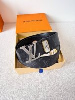 品名： Lv..路易..威登腰带皮带原单 型号：挂扣，经典纯钢材质挂扣，头层牛皮，图片实物拍摄 材料：头层牛皮，挂扣系列，纯钢材质扣头，钯镀电镀工艺永不掉色。原