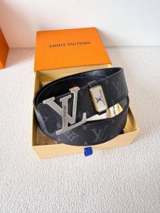 品名： Lv..路易..威登腰带皮带原单 型号：挂扣，经典纯钢材质挂扣，头层牛皮，图片实物拍摄 材料：头层牛皮，挂扣系列，纯钢材质扣头，钯镀电镀工艺永不掉色。原