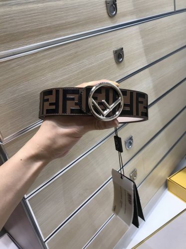 配送专柜包装 特批新款 Fd 宽40Mm 标志造型宽皮带。钉扣式带扣。进口小牛磨砂制成，原版浮雕纯手工绘黑色咖啡色Ff 图案，非市场电脑喷印平平没凹凸质感，支持
