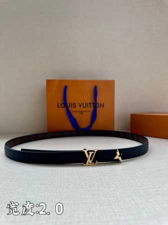 本款2.0宽 Pretty Lv 双面腰带凝聚路易威登的奇巧匠艺。由 Monogram 花卉取下的部分点缀末端，与 Lv 字母搭扣共同闪烁金属光泽，细腻皮革和 - 点击图像关闭