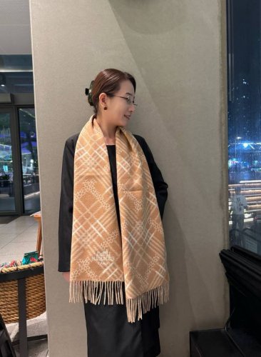 Hermes 爱马仕双面提花围巾好看的要疯掉了，太有型太有魅力了非常斯文时尚的秋冬单品！真的很喜欢，非常Classical的情侣款设计100%羊绒，手感真的绝了