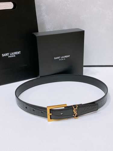 特 Salnt.Laurent.Paris. Le Cassandre粒面羊皮革腰带 腰带搭配可调节加长方扣和le Cassandre环扣。镌刻圣罗兰 Pari