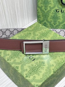 品牌倾情呈献多款双面长方形搭扣男士腰带，一面以标志性图案彰显品牌内涵，另一面以中性色调皮革尽展商务风范。这款腰带采用Gg Supreme和光面皮革打造，长方形搭