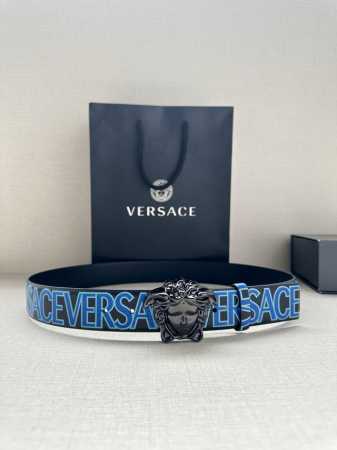 宽度3.8Cm Versace 此款印花底黑色腰带采用小牛皮制成，金色搭扣饰有品牌标志性的美杜莎头像！ - 点击图像关闭