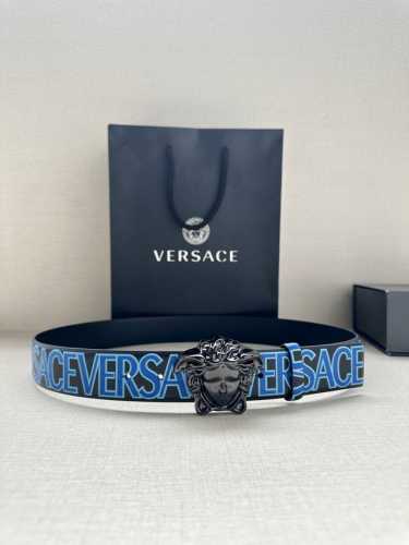 宽度3.8Cm Versace 此款印花底黑色腰带采用小牛皮制成，金色搭扣饰有品牌标志性的美杜莎头像！