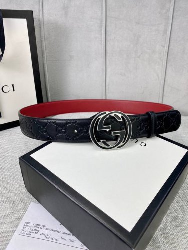 带宽4.0Cm Gucci 互扣式双G腰带，采用热压印技术的Gucci Signature皮革精制而成，巧妙搭配枣红色头层牛皮 触感厚实，印花图案清晰分明。五金