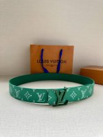 特 Lv Initiales 4.0宽双面腰带是 年春夏男装系列的配饰。Taga 皮革触感柔软，与另一面的Monogram 帆布碰撞色彩。同色 Lv 字母以抛光
