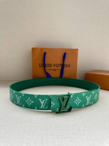 特 Lv Initiales 4.0宽双面腰带是 年春夏男装系列的配饰。Taga 皮革触感柔软，与另一面的Monogram 帆布碰撞色彩。同色 Lv 字母以抛光