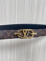 当季新款，腰带取材雍容牛皮革和 Monogram 帆布，便于随心切换两 式风尚。路易威登手写体标识化身为宽幅金属搭扣，于中央点亮视线 焦点，可为休闲和正式造型注