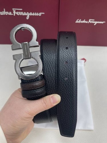 菲拉双面进口小牛皮，手感细腻柔软。搭配纯铜精品扣，男士必备！宽度：3.5Cm