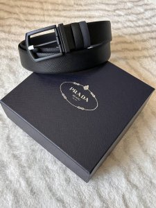 Rada 普拉达 专柜同款 男士双面用腰带 宽3.4Cm 带身采用双面黑配蓝Saffiano牛皮 搭配简约旋转哑黑针扣，承载着品牌象征性的图案，释放优雅与现代气