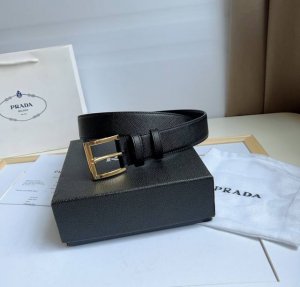 Prada 普拉达 专柜最新款 这款简约而精致的saffiano皮革腰带配以金属搭扣 三角形徽标醒目装点尖部 Saffiano皮革呈现涂蜡饰面和交叉平行线纹理