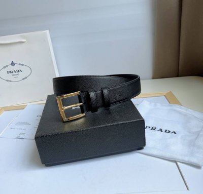 Prada 普拉达 专柜最新款 这款简约而精致的saffiano皮革腰带配以金属搭扣 三角形徽标醒目装点尖部 Saffiano皮革呈现涂蜡饰面和交叉平行线纹理