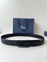 Dior 宽度3.5Cm 这款不锈钢金属腰带扣、是季节男装系列新品，展现 Dior 经典的藤格纹图案。可与各式35毫米腰带搭配，彰显经典风格。