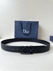 Dior 宽度3.5Cm 这款不锈钢金属腰带扣、是季节男装系列新品，展现 Dior 经典的藤格纹图案。可与各式35毫米腰带搭配，彰显经典风格。