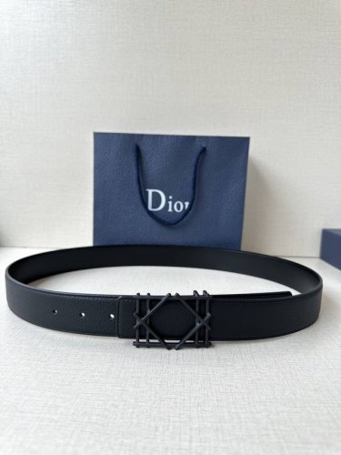Dior 宽度3.5Cm 这款不锈钢金属腰带扣、是季节男装系列新品，展现 Dior 经典的藤格纹图案。可与各式35毫米腰带搭配，彰显经典风格。