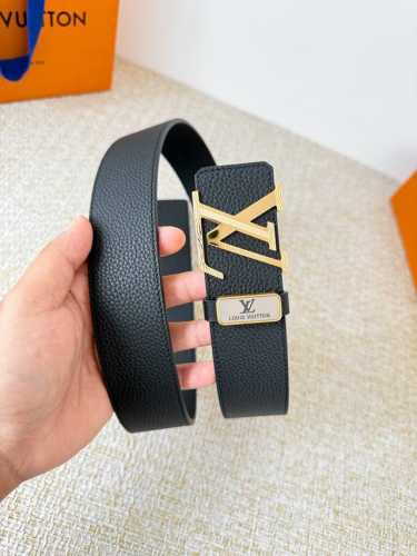 品名： Lv..路易..威登腰带皮带原单 型号：挂扣，经典纯钢材质挂扣，头层牛皮，图片实物拍摄 材料：头层牛皮，挂扣系列，纯钢材质扣头，镀钯电镀工艺永不掉色。原