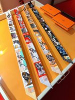 Phms2236 爱马仕 新型大剧院 丝带 以野生動物作為畫面的主角，包括來自異域的動植物、熱門行業、歷史事件、寓言和傳說，以及謎語等。展現令人讚嘆的巧思。幾何