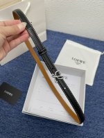 品牌 罗意威 特 描述 经典系列新品腰带，采用小牛皮材质，完美搭配手工车线，两款经典配色，可搭配商务西装或更为休闲的造型。腰带为法国尺寸，请在购买前参阅腰带尺寸