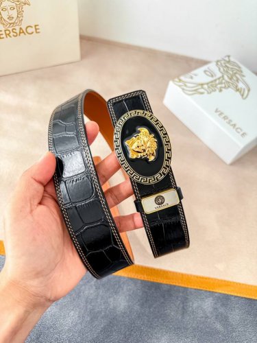品名：Versace.范思哲原单腰带 皮带 DDD 型号：挂扣，经典人头纯钢材质扣头，头层牛皮，图片实物拍摄 DDD 材料：百分百头层牛皮，保证真皮。24K纯钢