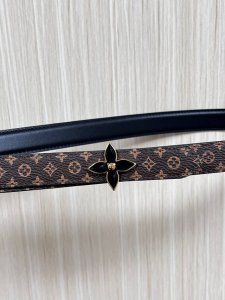 2.0宽帆布印空白花，黑色小牛皮起鼓，一尖一方尾。达配精品四叶黑胶扣头。