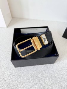 品名：普拉达.Prada腰带 皮带原单 型号：针扣，原版经典精品旋转针扣，实物拍摄，双面头层牛皮 材料：百分百头层牛皮，保证真皮。专柜同等质量，旋转针扣，经典双