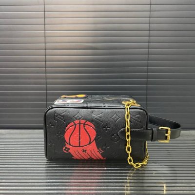 Louisvuitton 路易威登 Nba联名 Cloakroom Dopp Kit手袋 手拿包 化妆包 洗漱包袋 经典百搭 实物拍摄 男女通用 配送防尘袋 礼