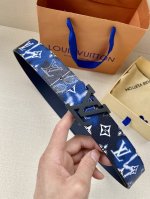 特 Lv Initials Mng Bandana 双面腰带瞩目焕新经典设计，一面展现 秋冬系列的 Monogram Bandana 帆布，另一面采用素净牛皮革