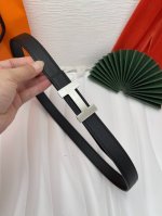 品牌 爱马仕 描述 采用高级真皮精制而成，触感厚实，饰以商标带扣。腰带为意大利尺寸，请在购买前参阅腰带尺寸指南. 铜扣金属配件黑色皮革，采用环保工艺制作而成商标
